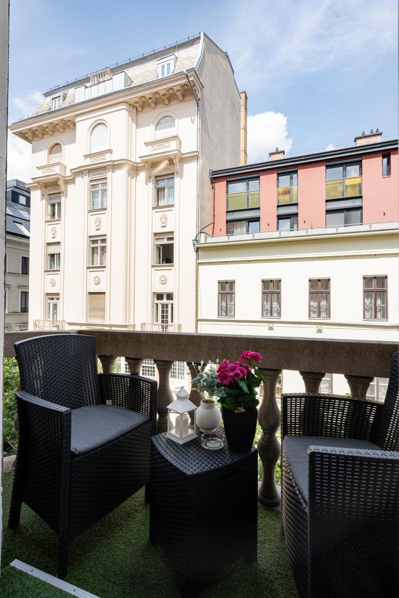 Kiraly 35 Luxury Apartment With Free Parking Budapest Bagian luar foto