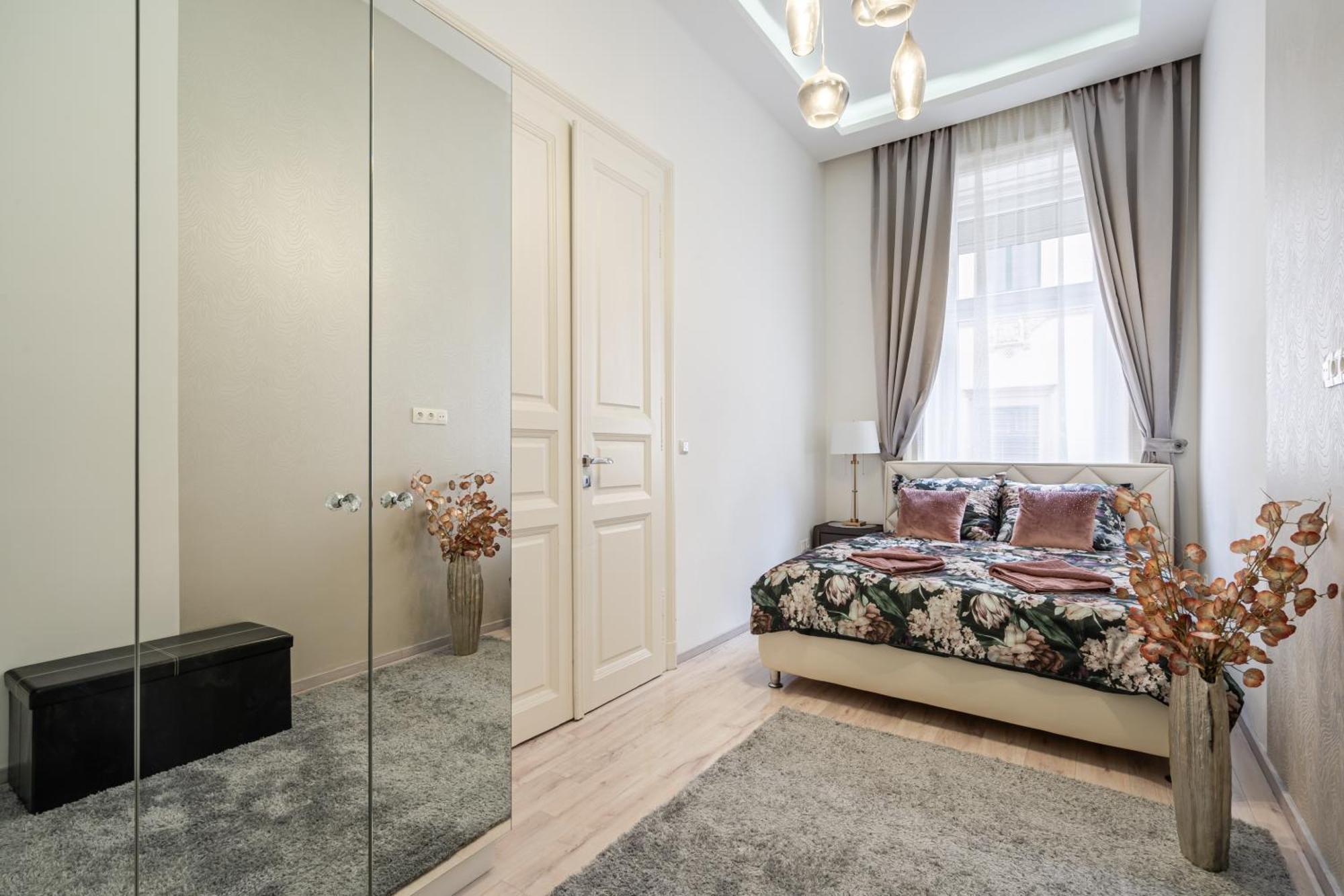 Kiraly 35 Luxury Apartment With Free Parking Budapest Bagian luar foto