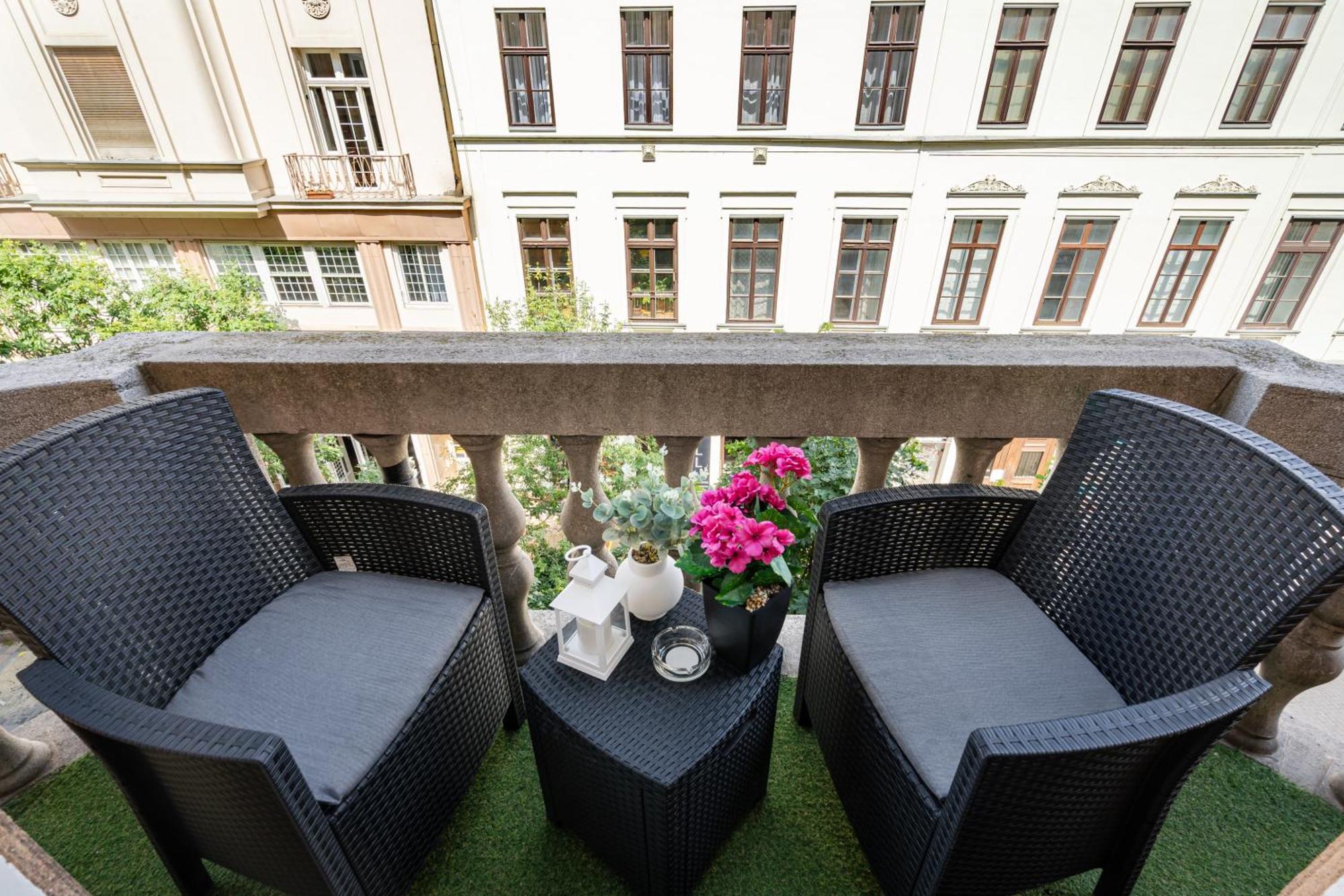 Kiraly 35 Luxury Apartment With Free Parking Budapest Bagian luar foto